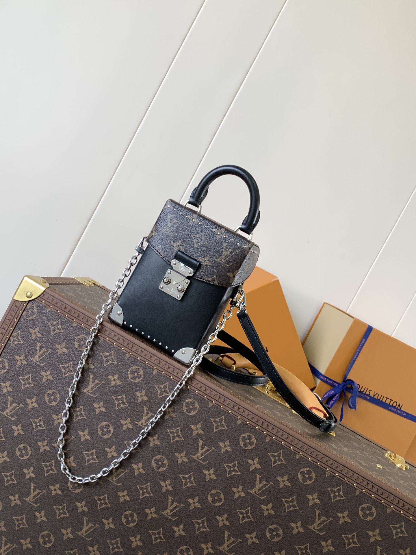 Louis Vuitton LV Classic Handbag Premium Canvas Model M28160 LV Logo Detail Everyday Carry High-End Fashion